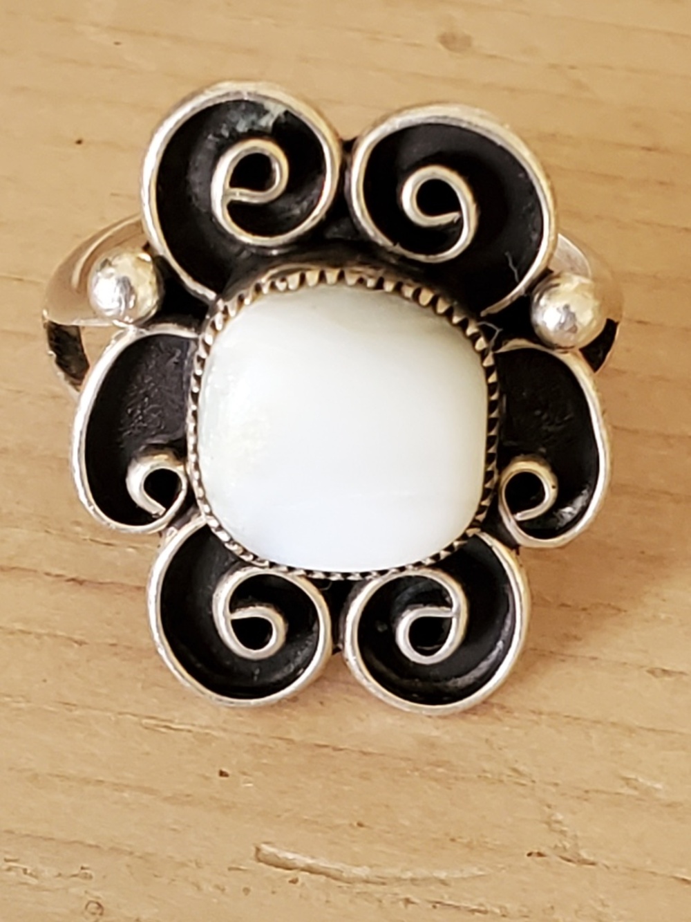 Beautiful Vintage Sterling Mother of Pearl Scalloped Ring By RD Size 6 3/4